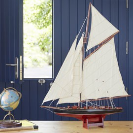 Models of classic and modern sailboats: designs to decorate the house or restaurant.